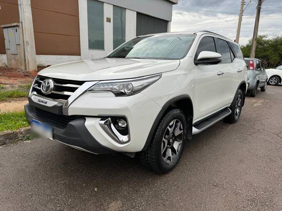 TOYOTA HILUX SW4 2.8 SRX DIAMOND 4X4 7 LUGARES 16V TURBO INTERCOOLER DIESEL 4P AUTOMÁTICO